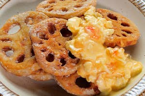レンコンの揚げ物にマヨネーズソースがかかった料理。