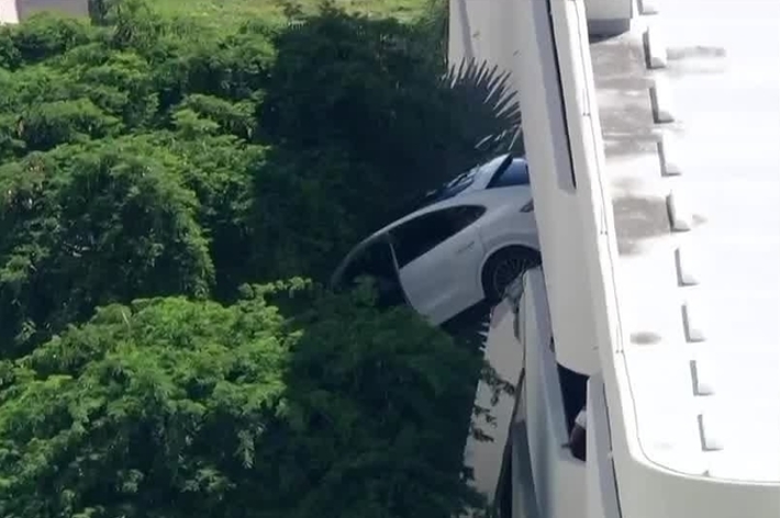 女性がぶら下がるSUVから救出されたと報道するニュース。場所はコーラルゲーブルズ。