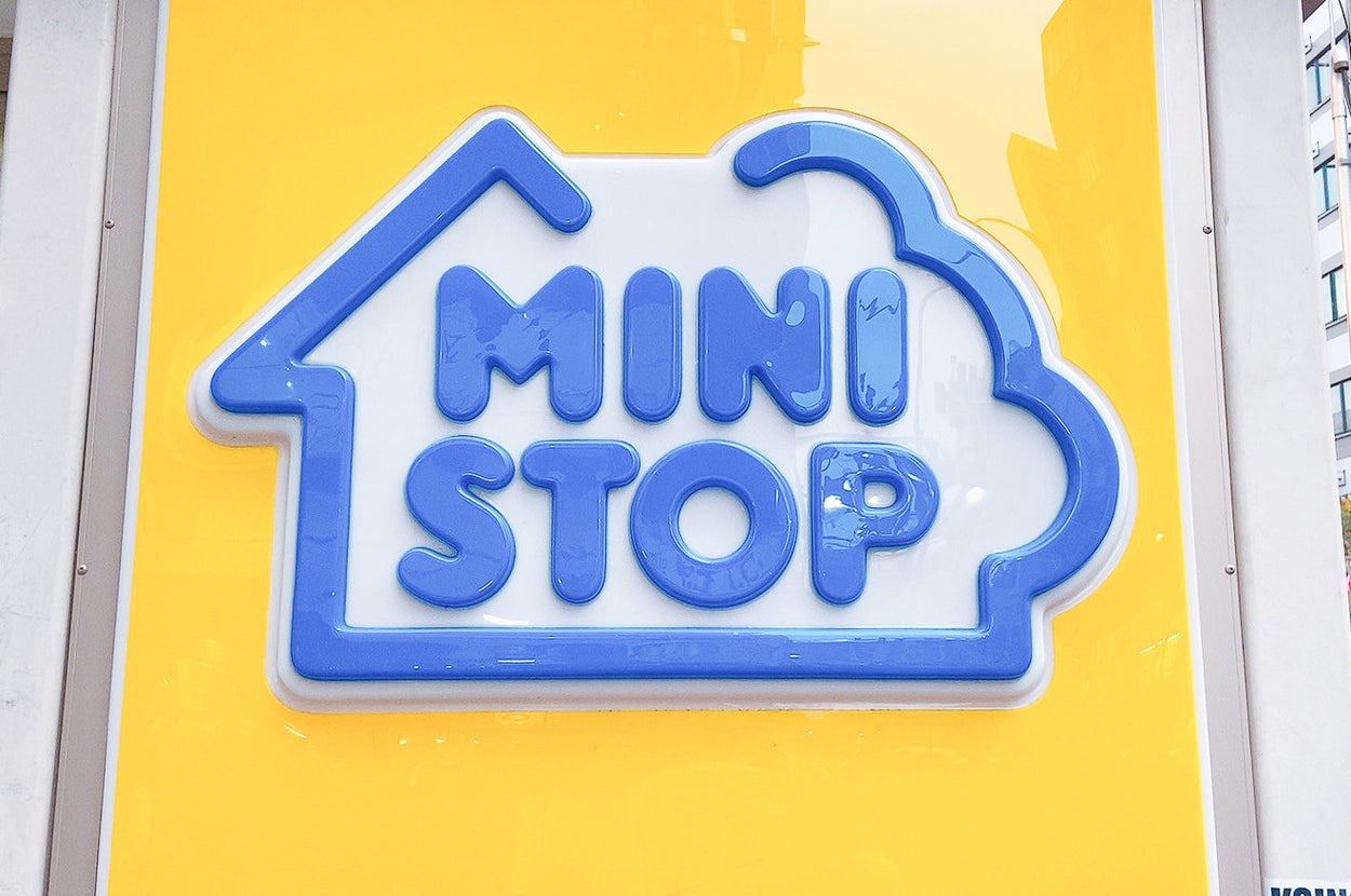 黄色い背景に青い文字で「MINI STOP」と書かれたロゴ。