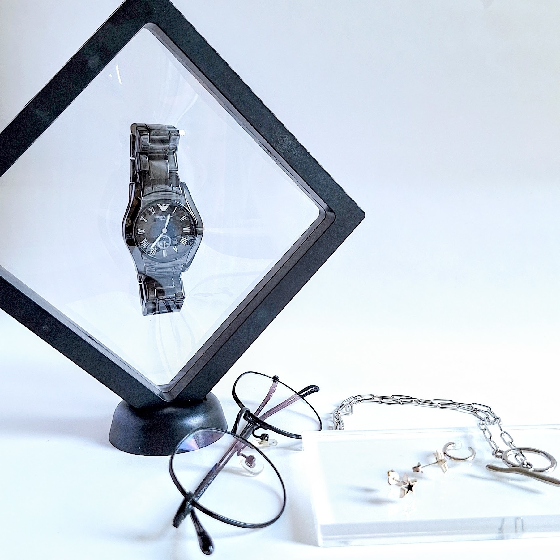 ダイソーのおすすめ雑貨「ディスプレイフレーム（14cm×14cm）」