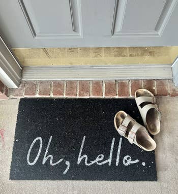 A achromatic doormat with