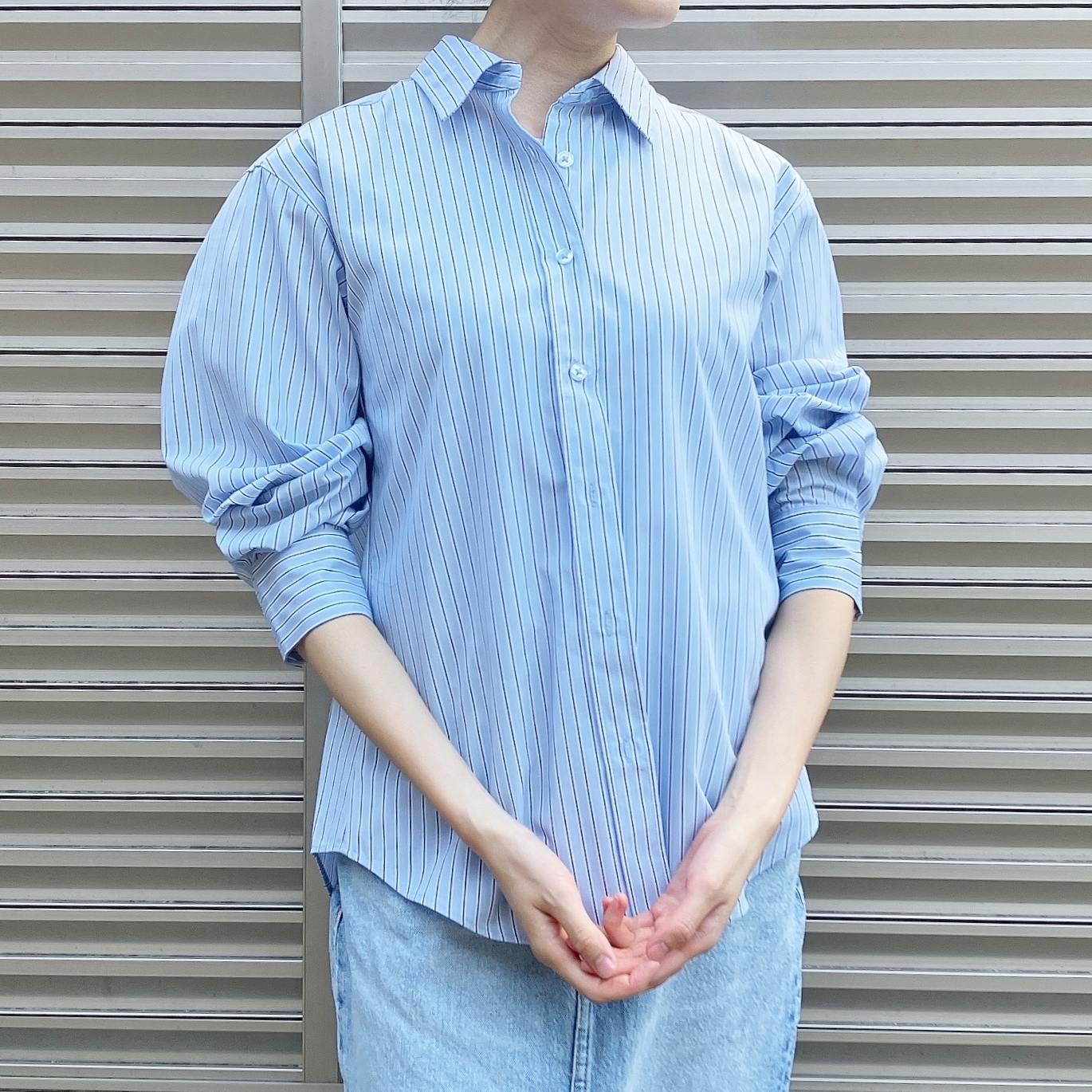 新品⁑ヤヌーク　バックボタンシャツ　ERS ストライプ　コットンビッグシルエット GU】このデザイン、大優勝じゃん…！2WAYで着られる「ゆるっとトップス