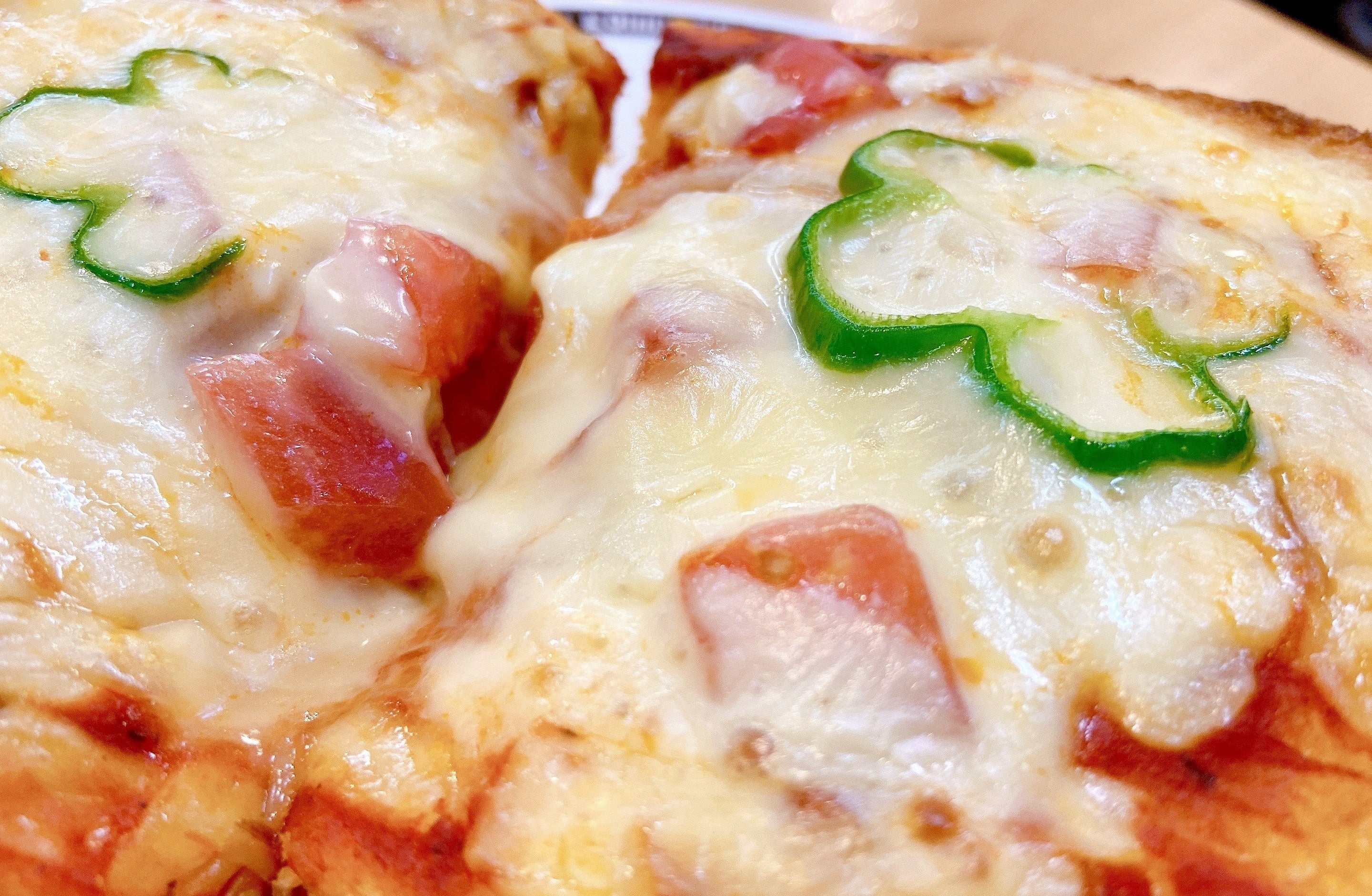 コメダのおすすめフード「たっぷりたまごのピザトースト」