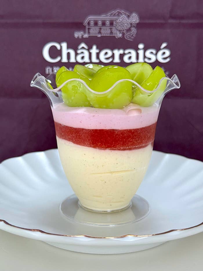 シャトレーゼのオススメのスイーツ「山梨県産シャインマスカットのフルーツパフェ」