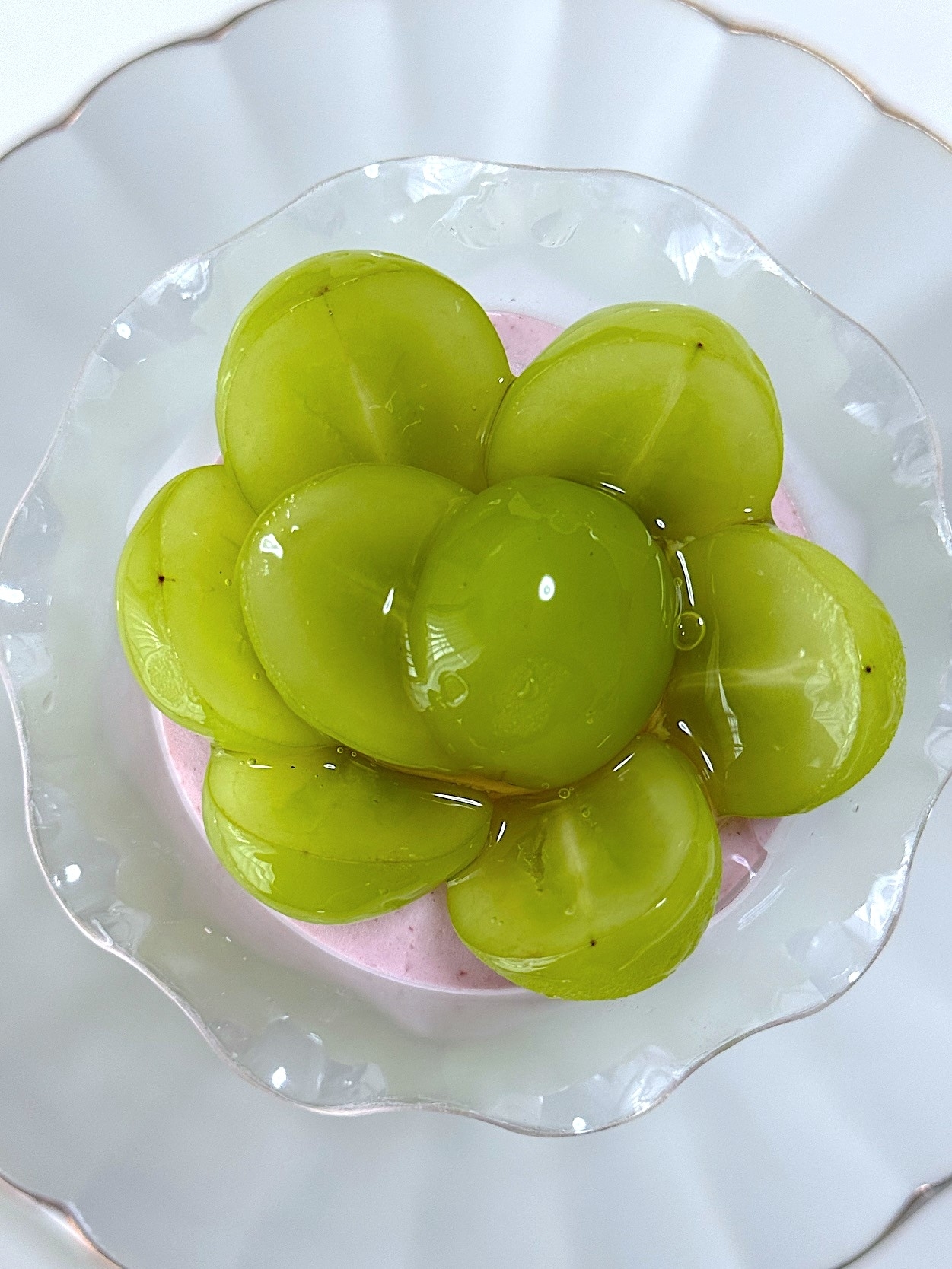 シャトレーゼのオススメのスイーツ「山梨県産シャインマスカットのフルーツパフェ」