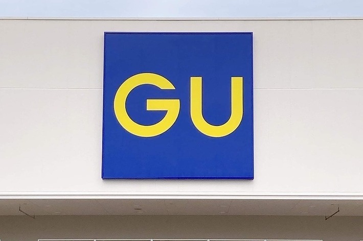 GUストアの外観。店舗の看板に大きく「GU」のロゴが表示されている。