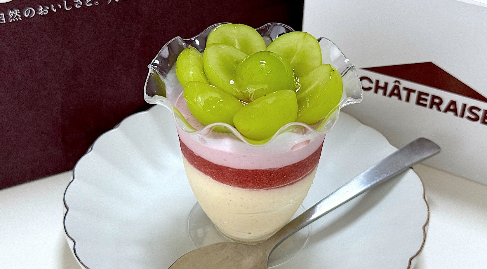 シャトレーゼのオススメのスイーツ「山梨県産シャインマスカットのフルーツパフェ」