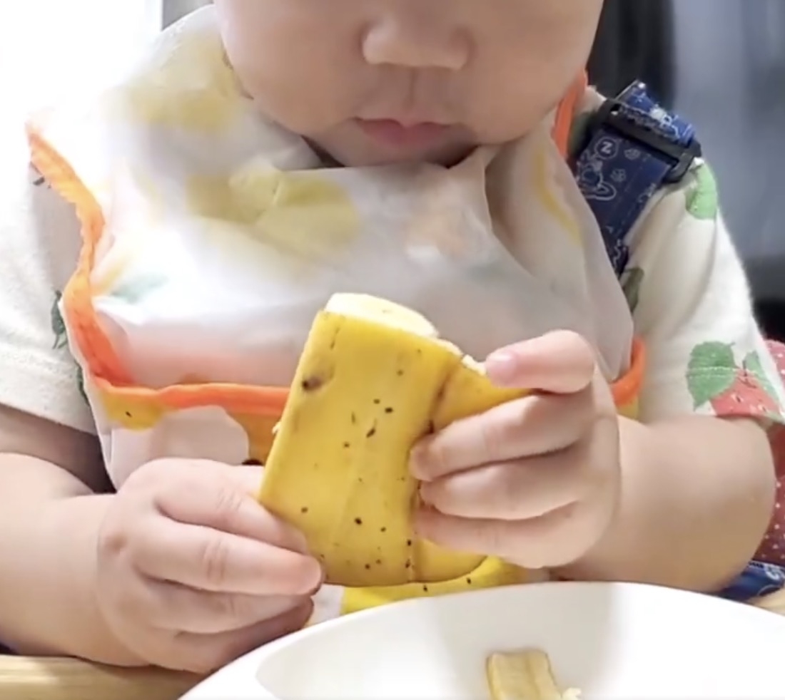 赤ちゃんがバナナを食べているシーン。