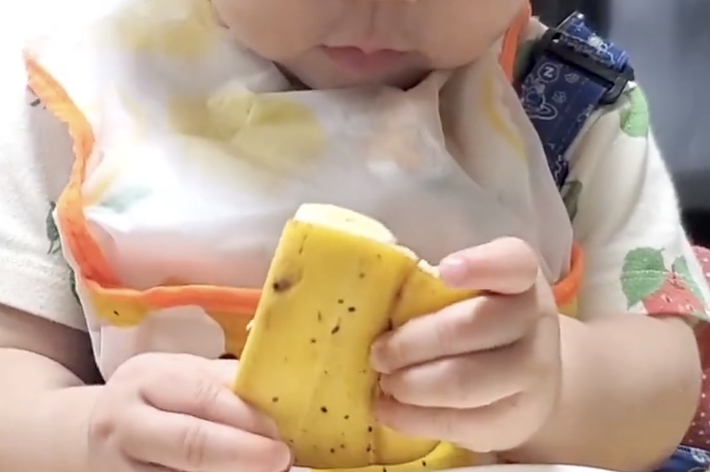 赤ちゃんがバナナを食べているシーン。