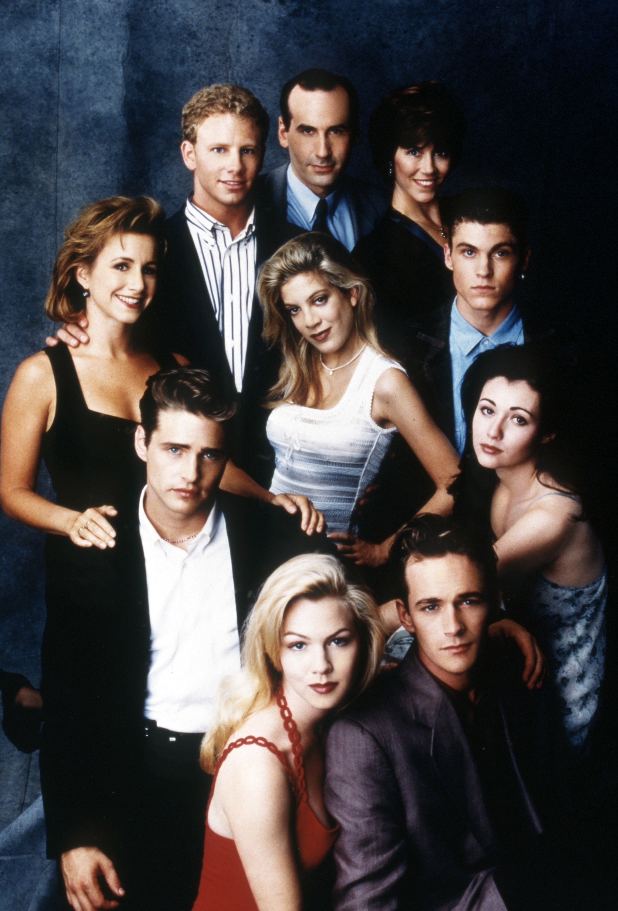 Cast of the TV show "Beverly Hills, 90210" posing together