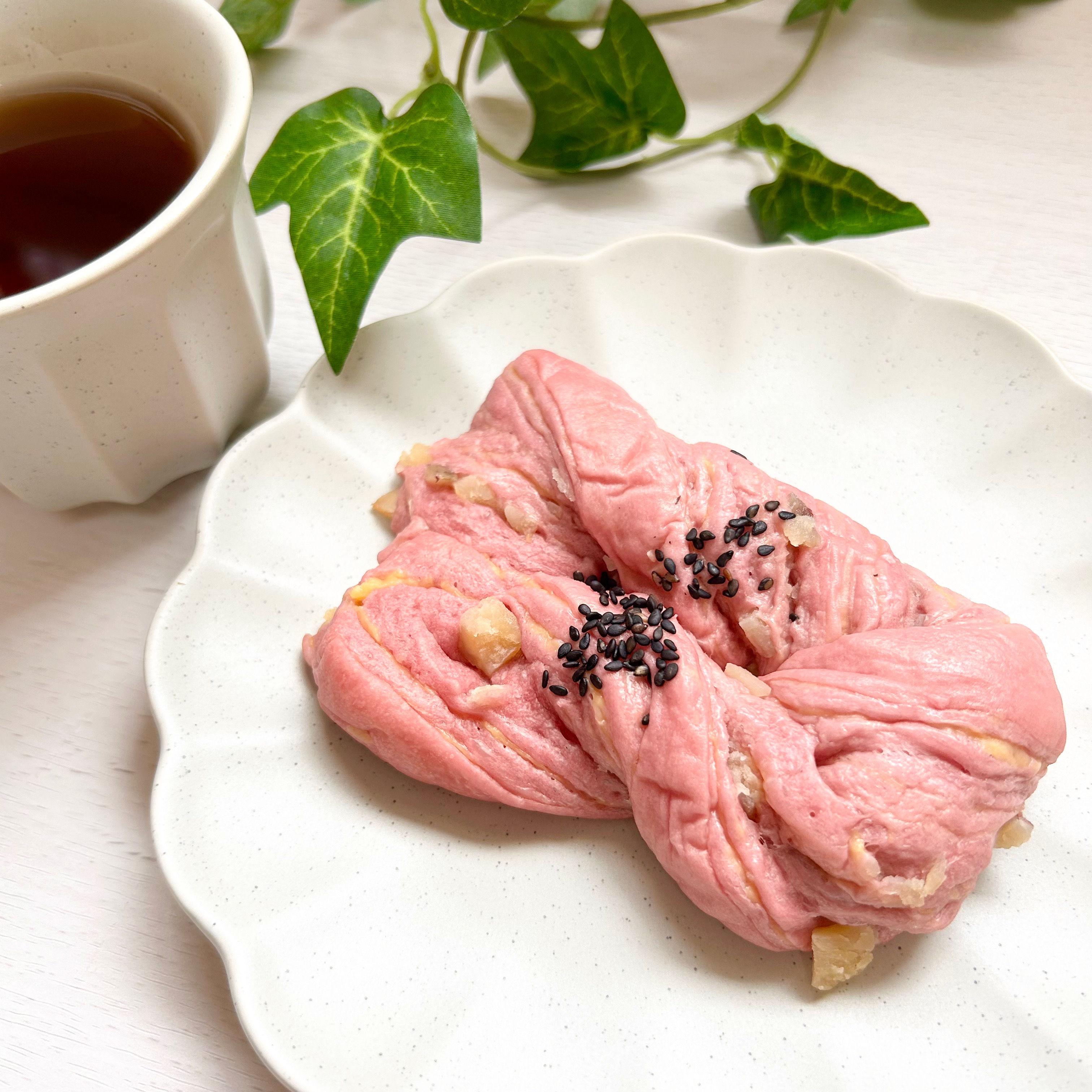 ファミマ】ずっと食べていたい美味しさ！お芋ゴロゴロの「ふわもちパン
