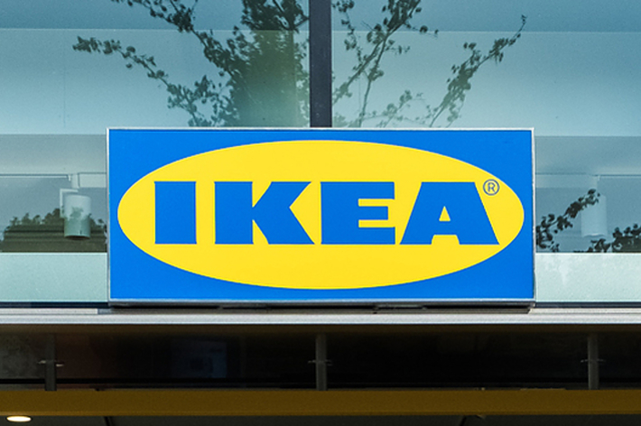 IKEAの看板が店舗の外壁に掲げられている。