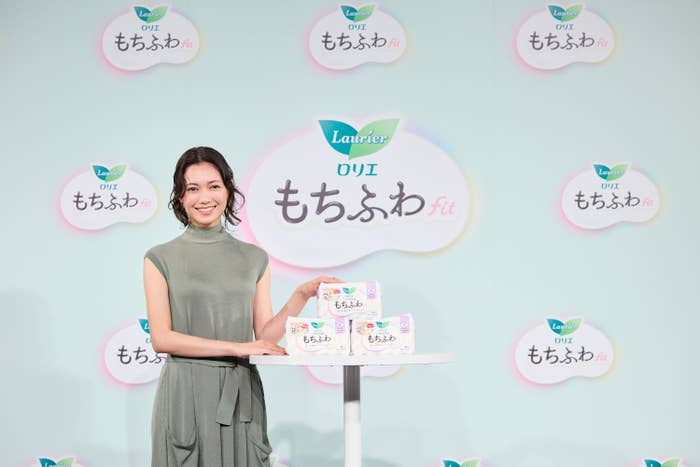 「もちふわfit」を紹介する二階堂ふみさん(花王ロリエPR事務局提供)