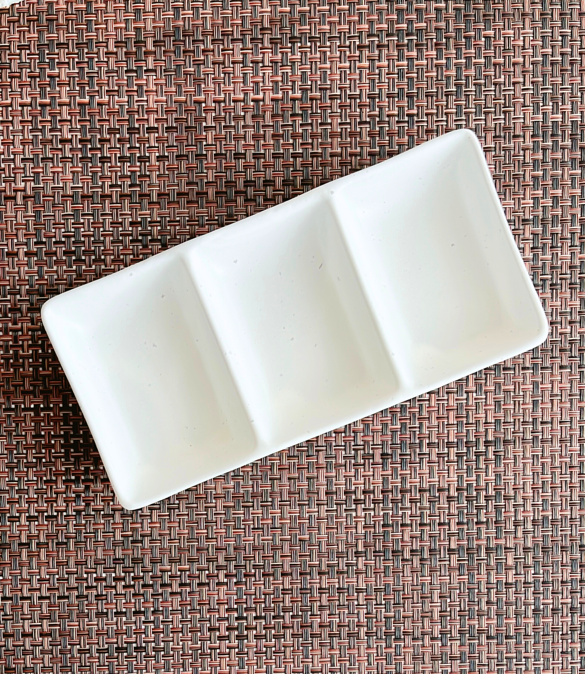 ダイソーのおすすめ食器「三連皿（白・黒）19.5×9×H2.2cm」