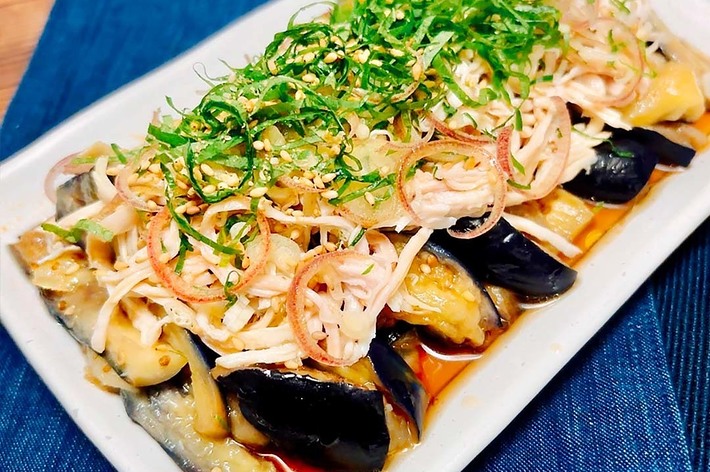 ナスと薬味が盛り付けられた皿。薬味には刻んだネギやショウガが含まれている。
