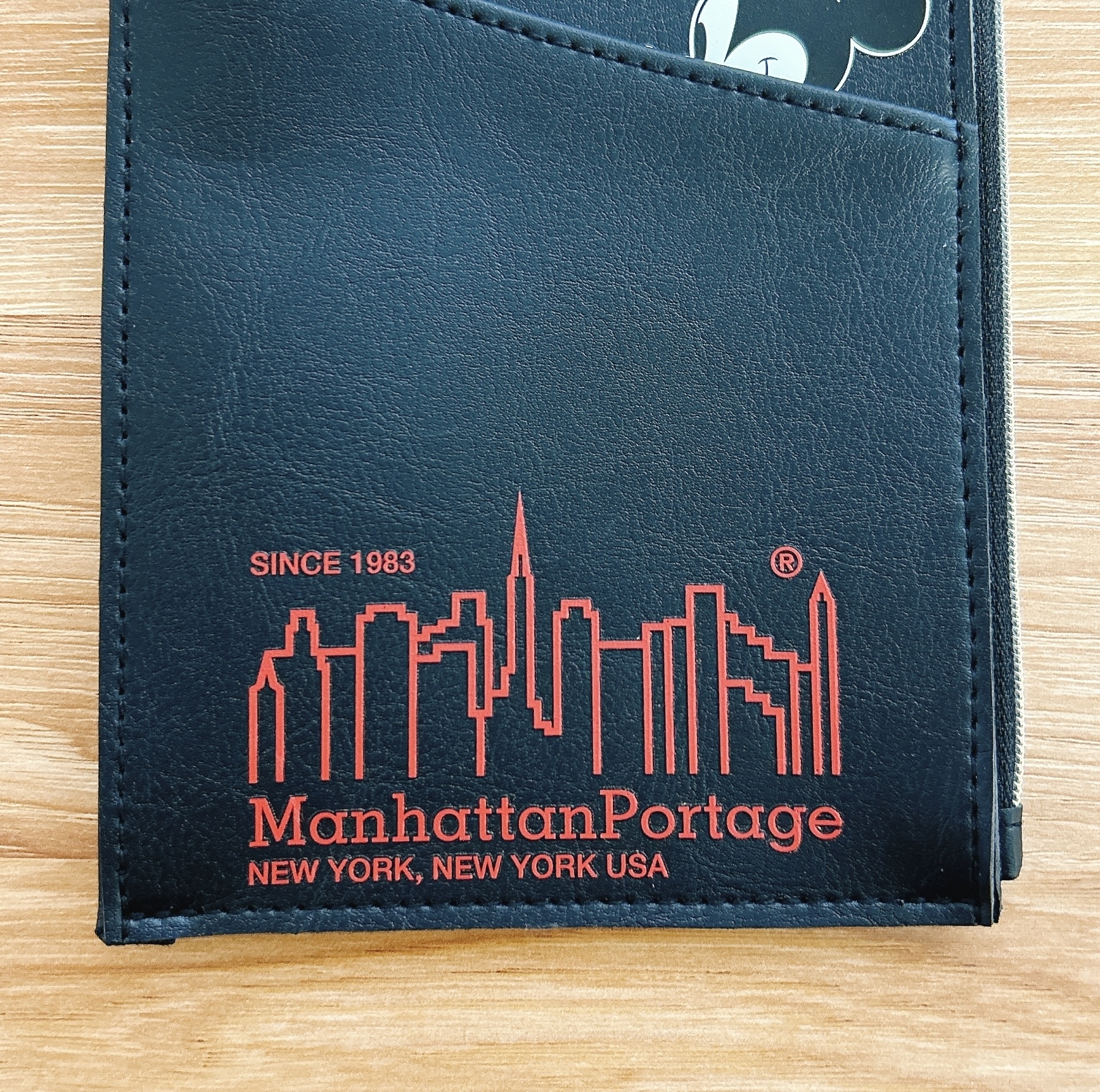 セブン-イレブンのおすすめ雑誌付録「マンハッタンポーテージ×ミッキーのスマホポシェット」