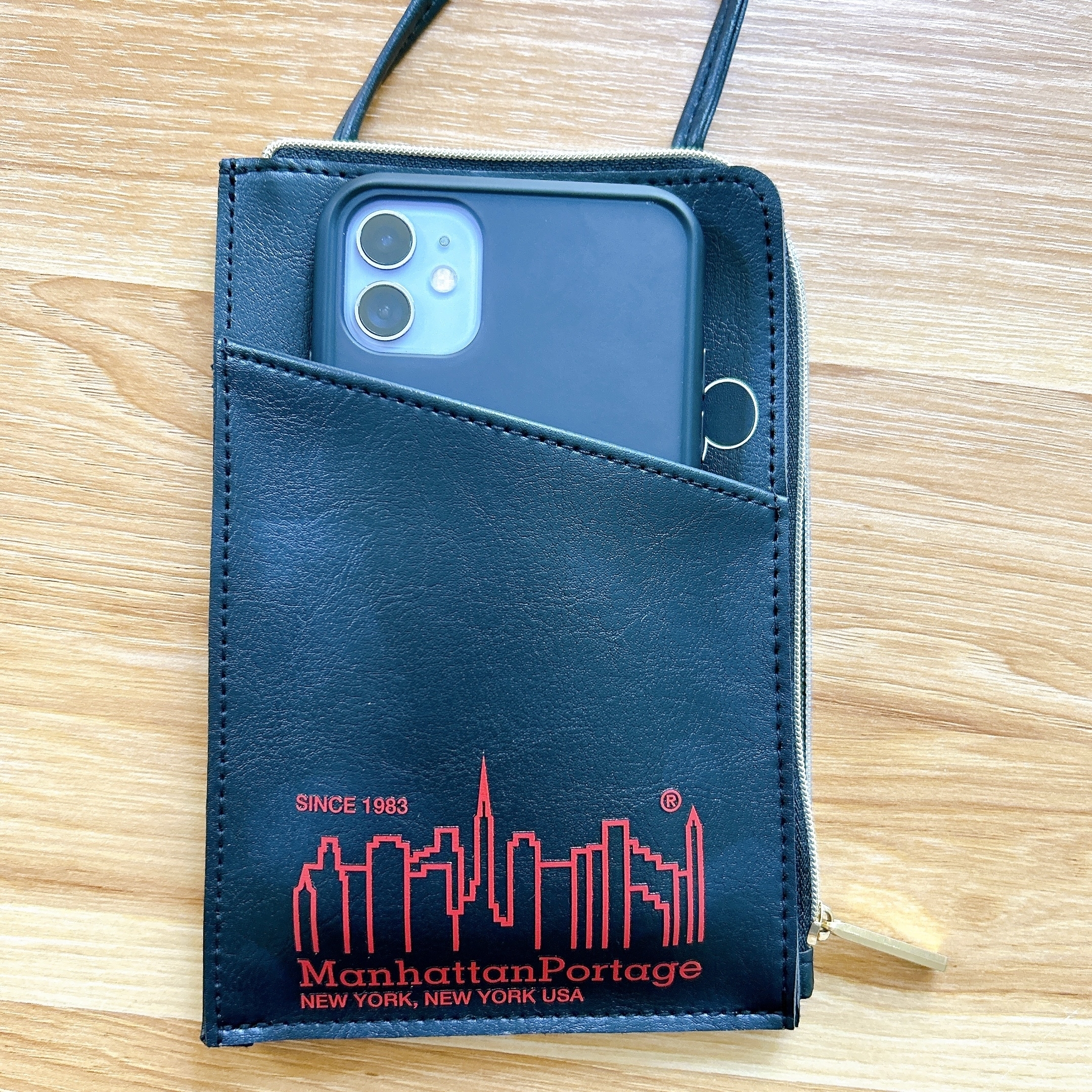 セブン-イレブンのおすすめ雑誌付録「マンハッタンポーテージ×ミッキーのスマホポシェット」