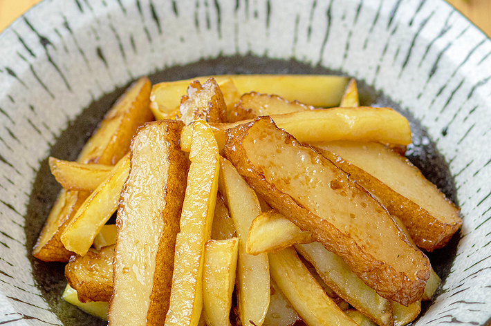 揚げたフライドポテトが盛られた器がテーブルに置かれている。