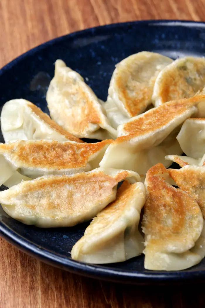 お皿の上に焼きギョーザが盛り付けられています。