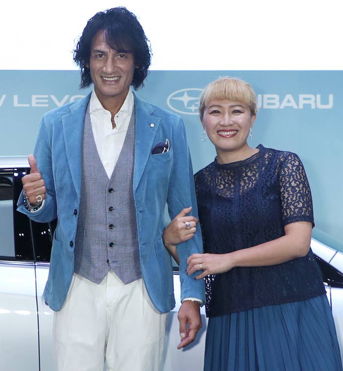 丸山桂里奈さん(右)、本並健治さん(左)(時事通信)