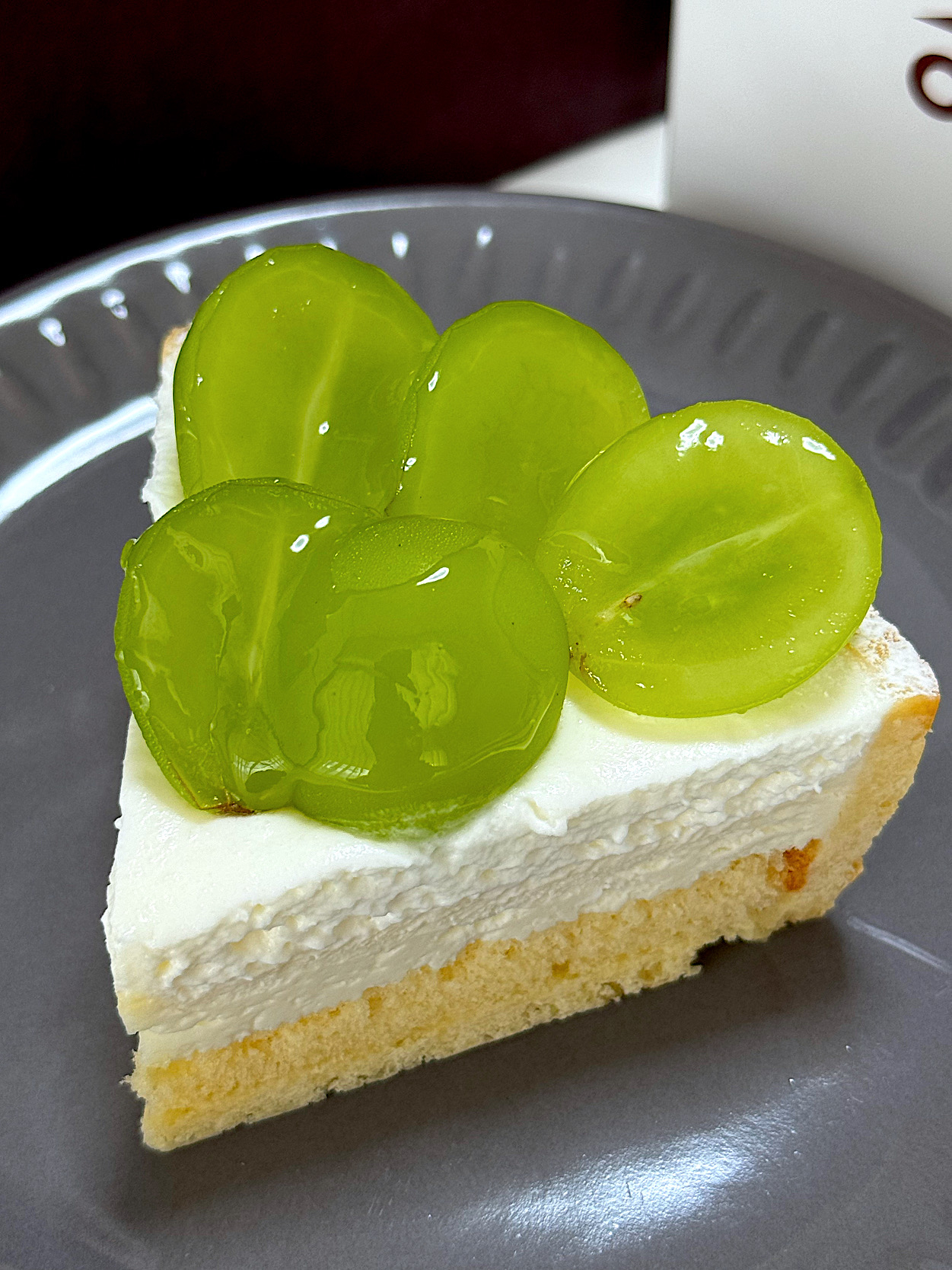 シャトレーゼのおすすめスイーツ「山梨県産シャインマスカットのレアチーズタルト」