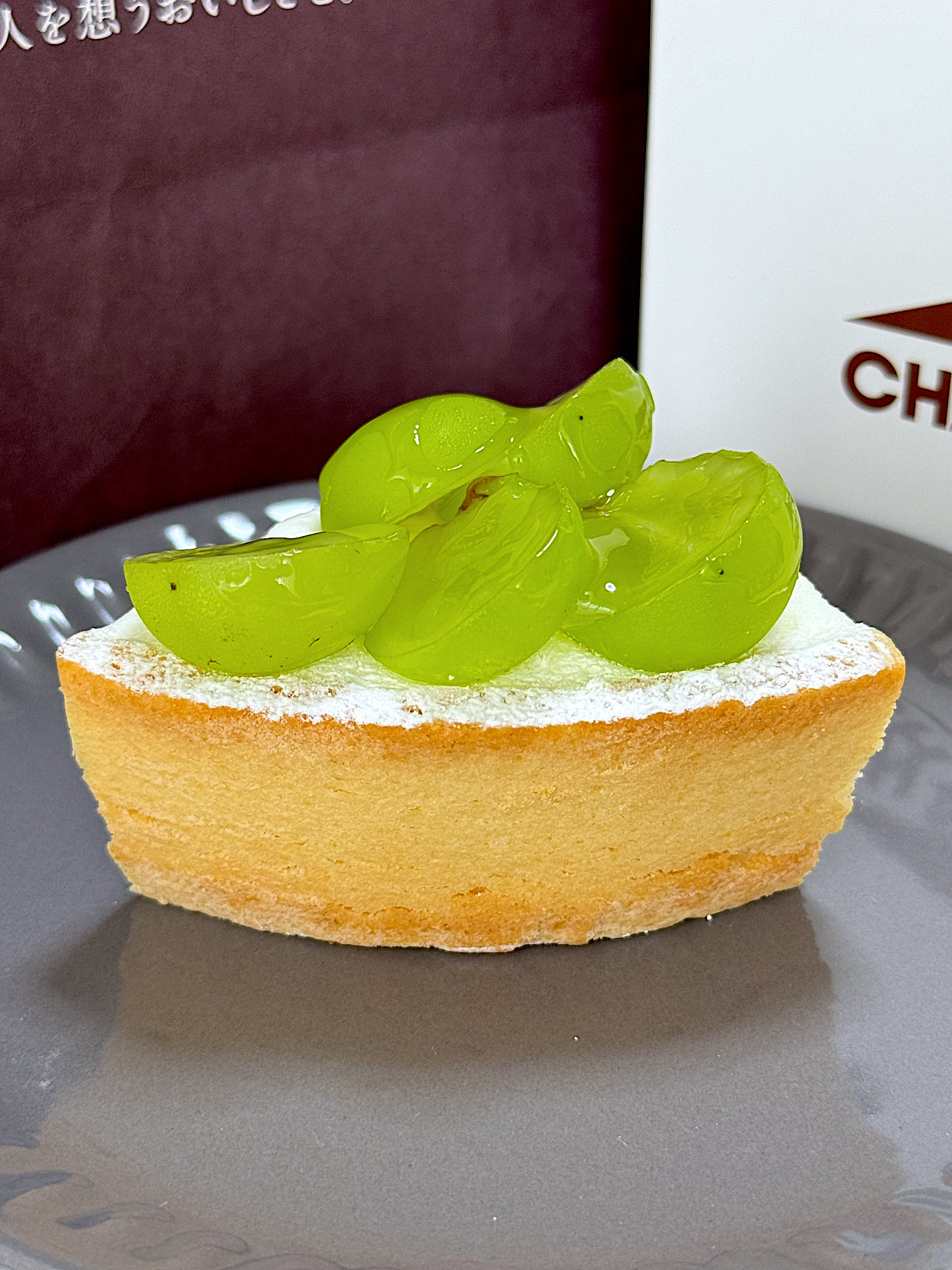 シャトレーゼのおすすめスイーツ「山梨県産シャインマスカットのレアチーズタルト」