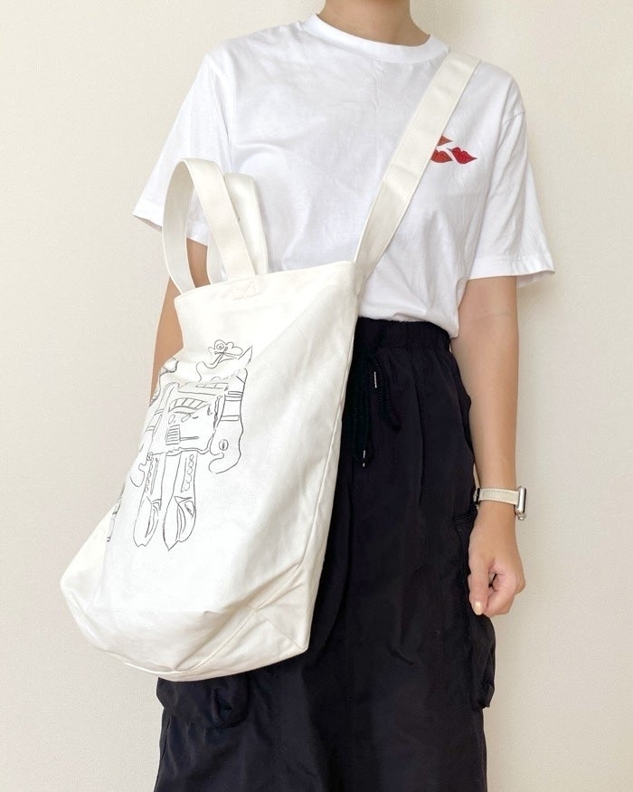 ユニクロ カウズ   定価Ｌサイズ2枚Mサイズ1枚 鞄 ユニクロ×KAWS】買わなきゃ損？人気の秘密を徹底解説！サイズ感や今