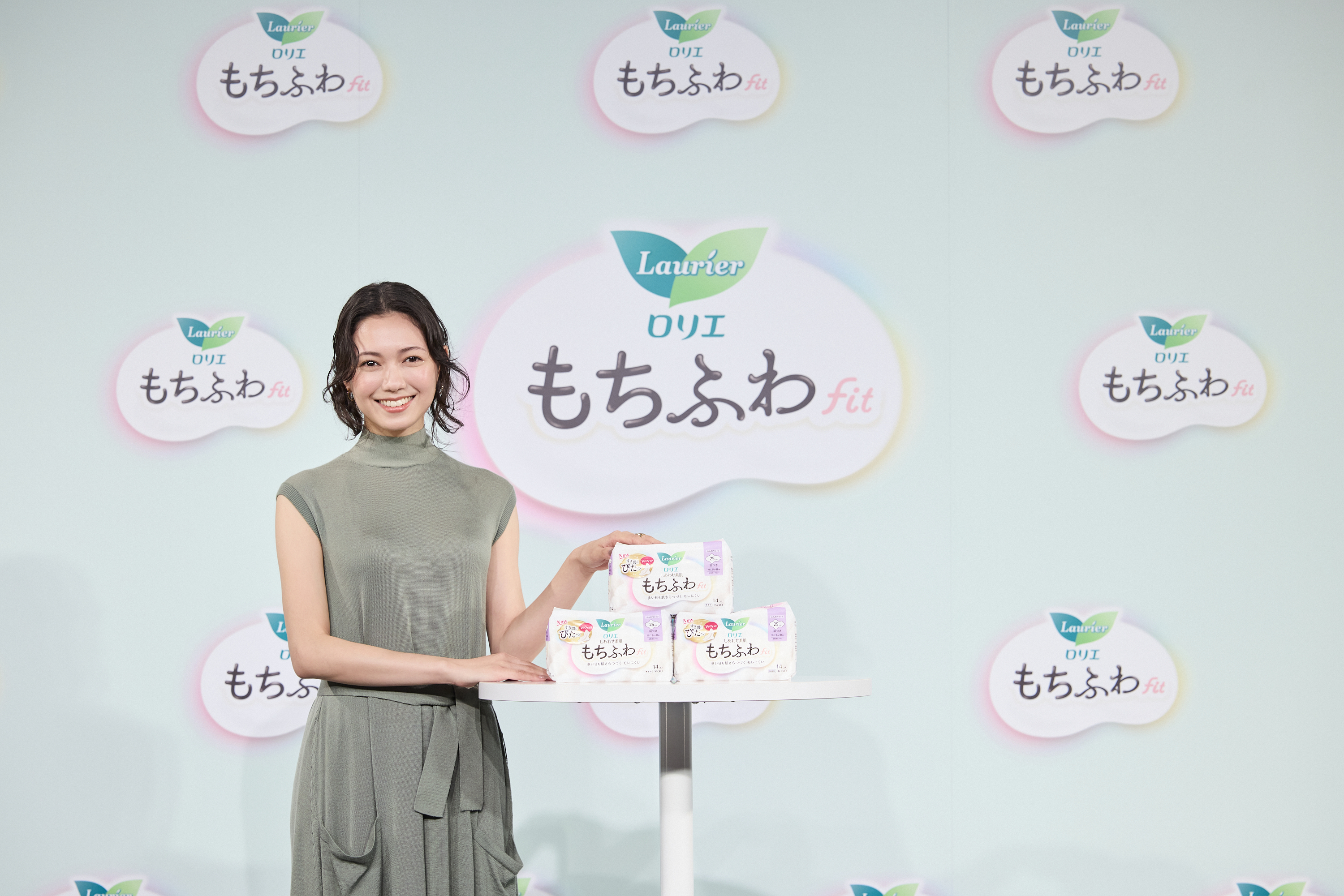 「もちふわfit」を紹介する二階堂ふみさん(花王ロリエPR事務局提供)