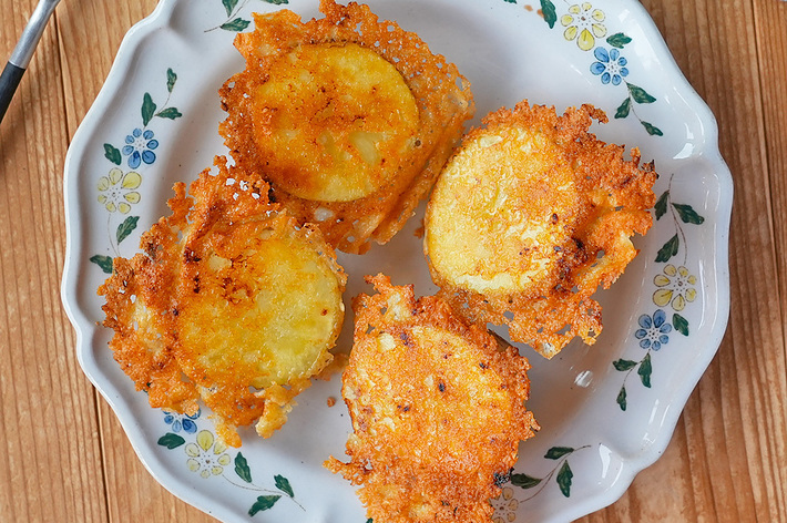 皿に盛られた4つの揚げ物料理。