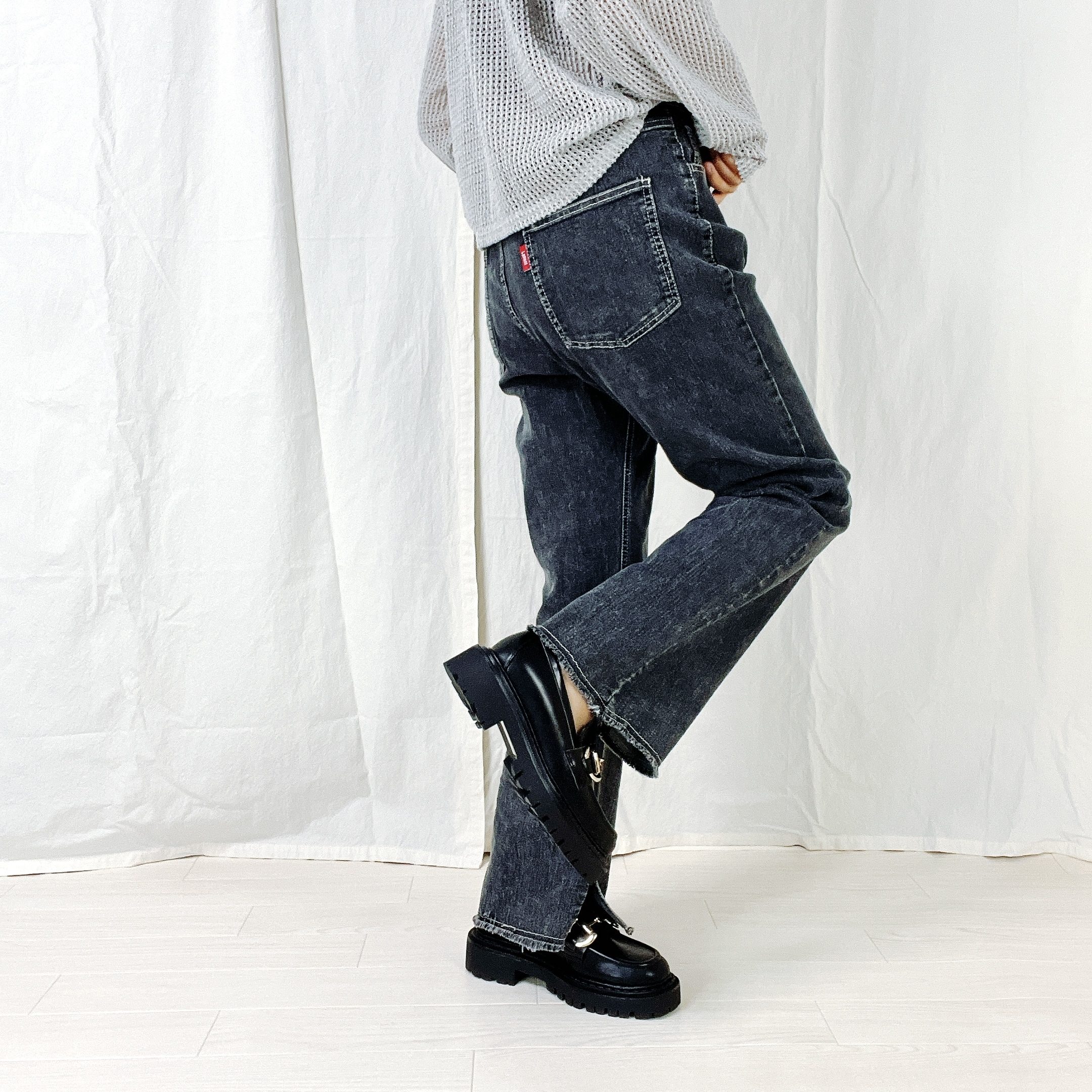 しまむら】デニムなのに動きやすい！1969円の「美脚パンツ」裾の