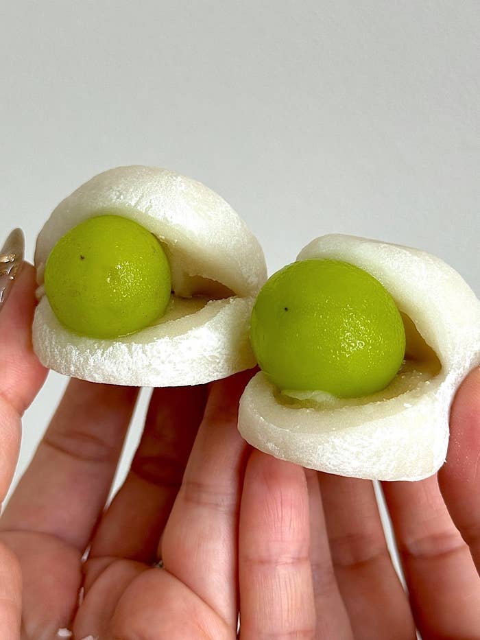 シャトレーゼのおすすめスイーツ「山梨県産シャインマスカット大福」