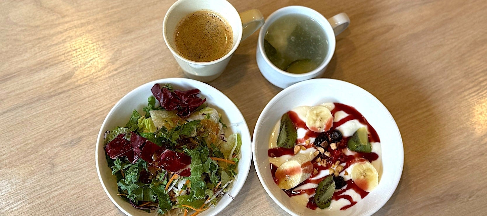 ガストのおすすめメニュー「フルーツヨーグルトボウル＆サラダセット」