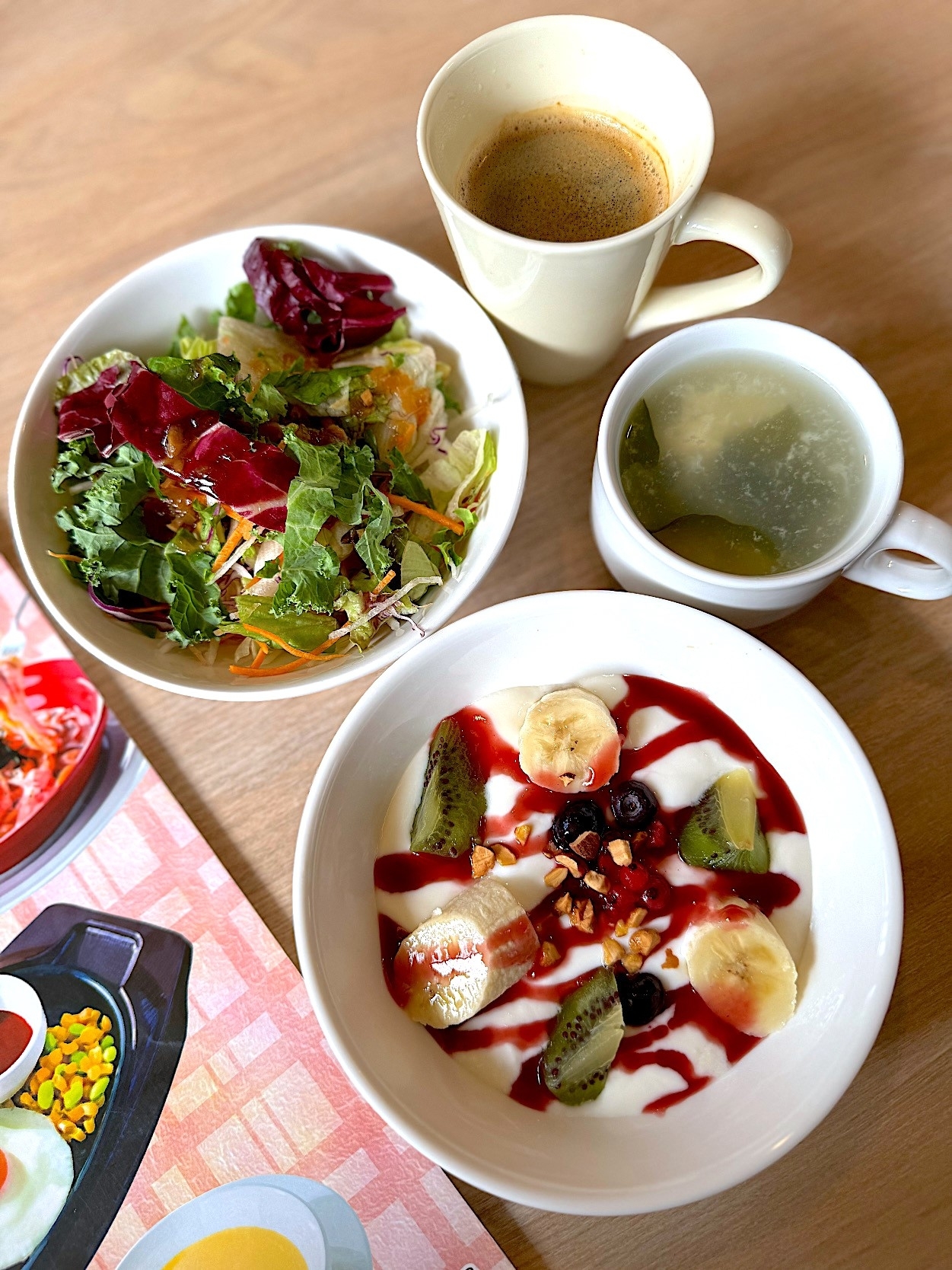 ガストのおすすめメニュー「フルーツヨーグルトボウル＆サラダセット」