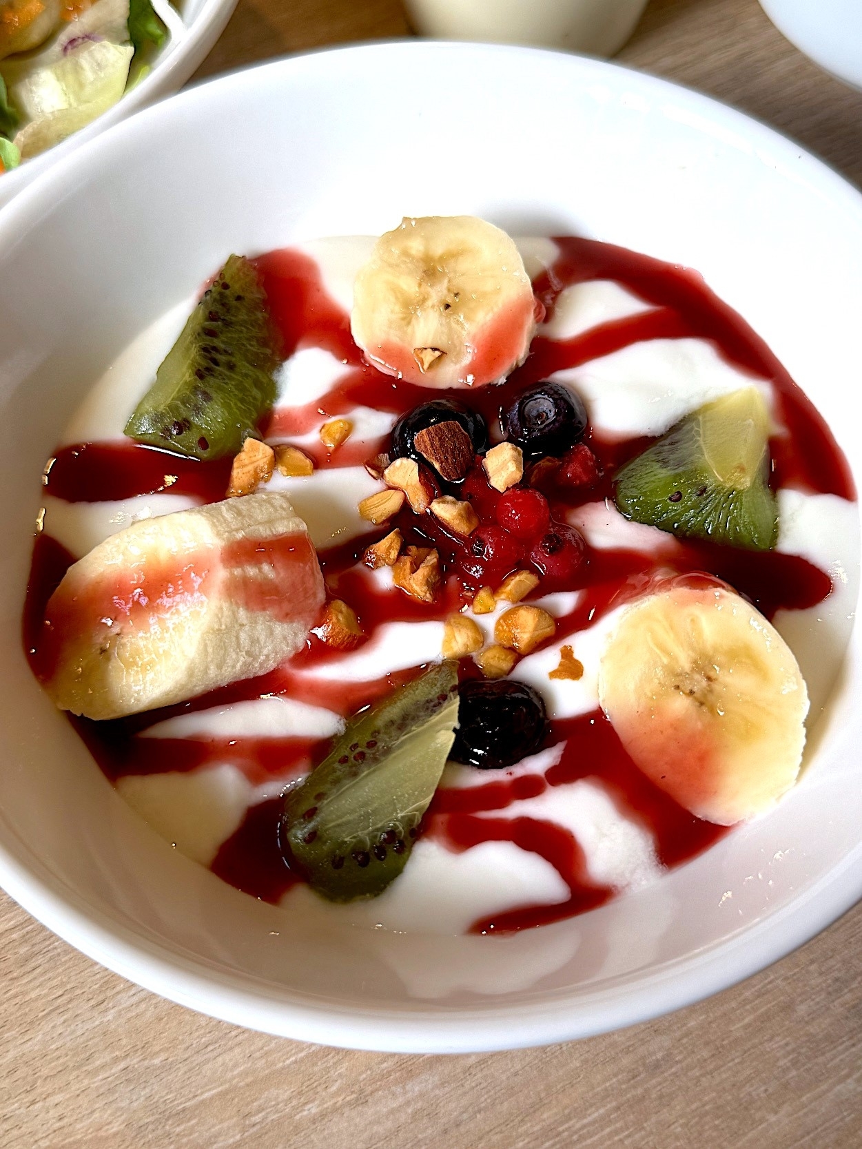 ガストのおすすめメニュー「フルーツヨーグルトボウル＆サラダセット」