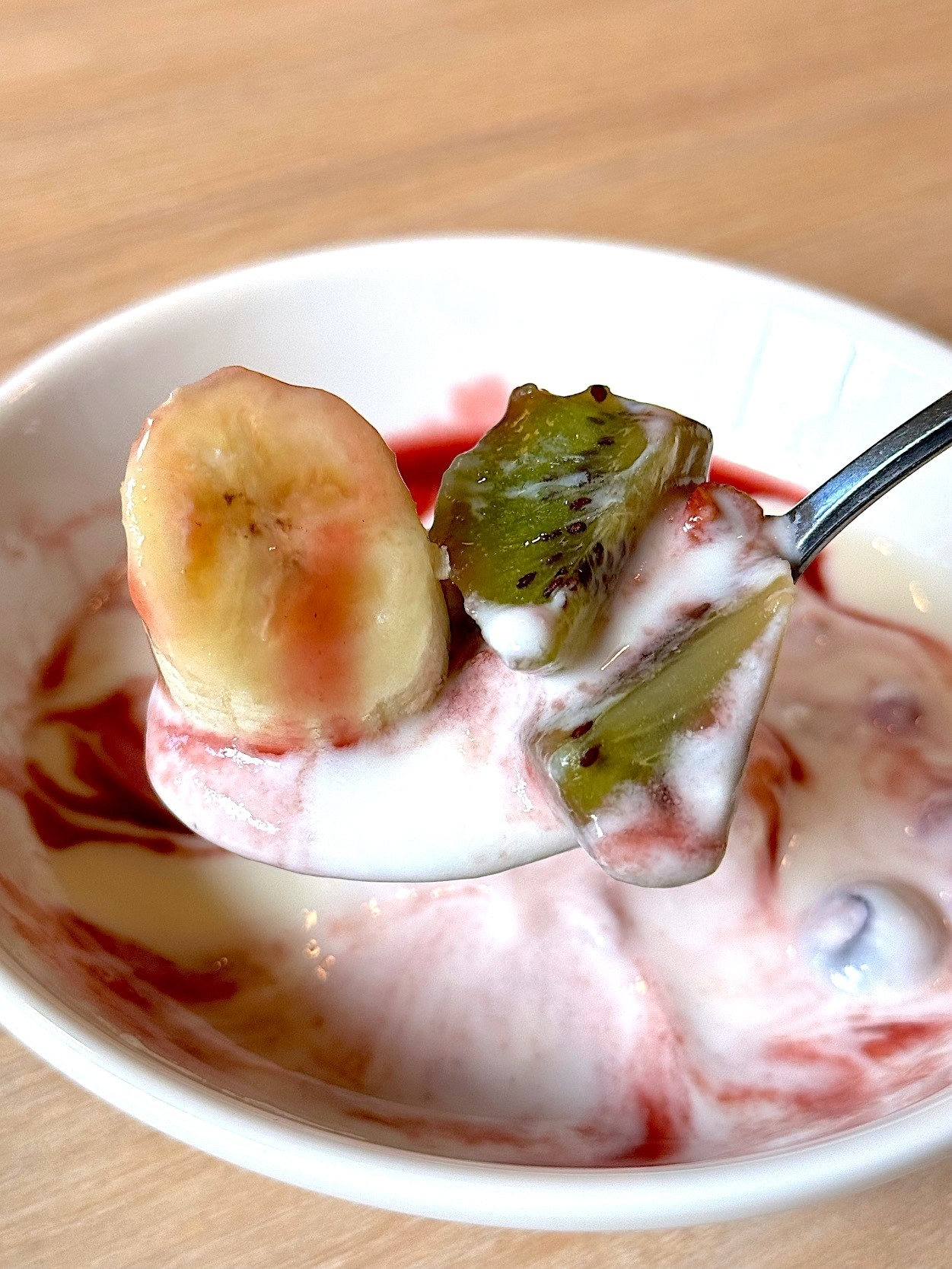 ガストのおすすめメニュー「フルーツヨーグルトボウル＆サラダセット」