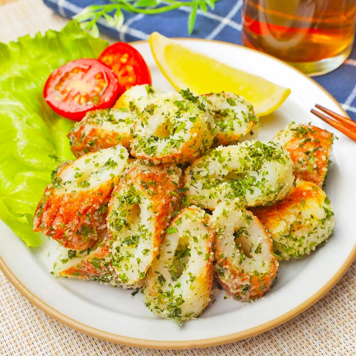 レタスとトマトを添えた料理