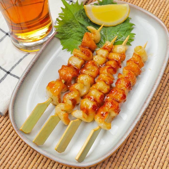 皿に盛られた3本の料理とレモンのスライス