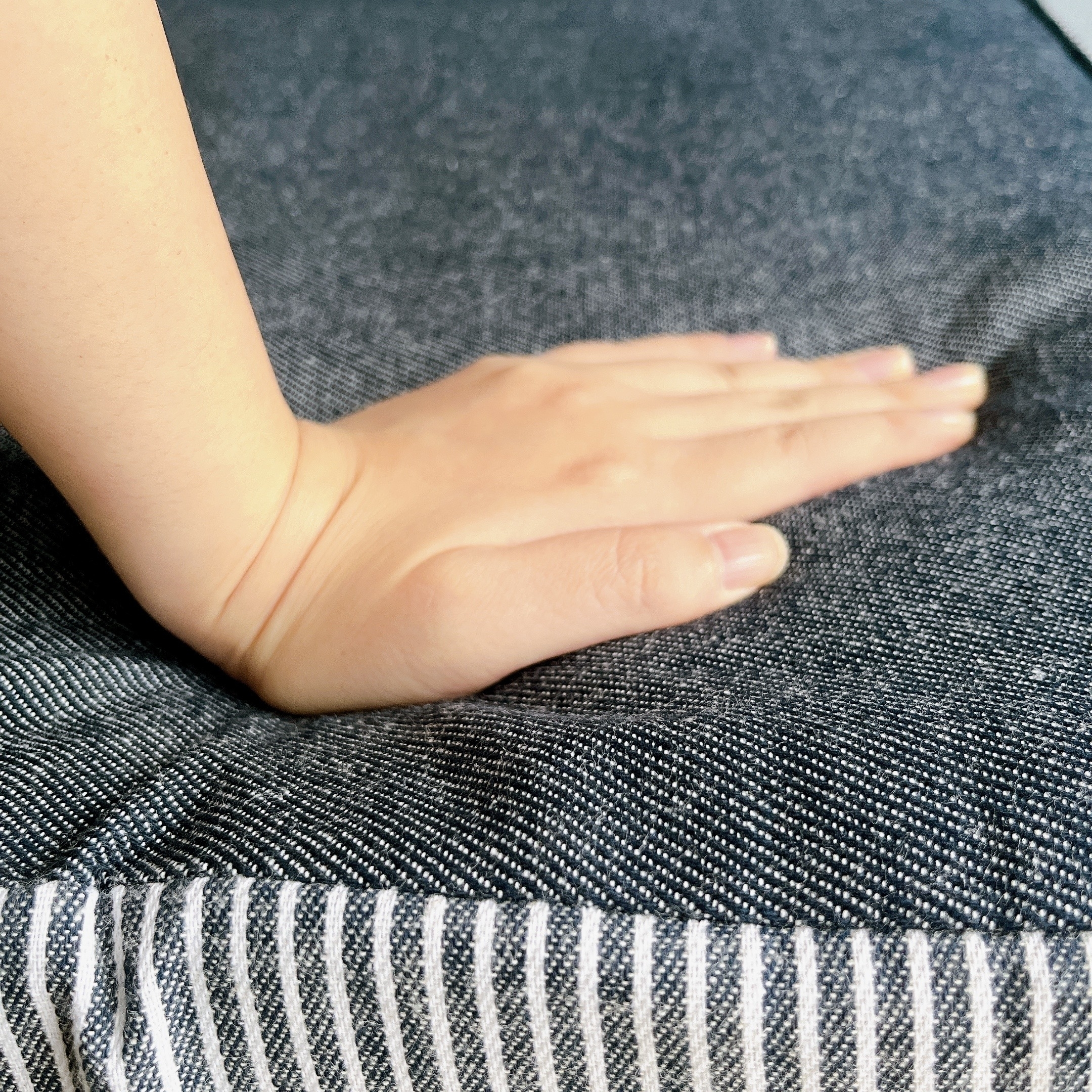 布の上に手を置いてる様子。