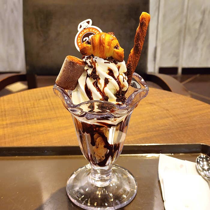 サンマルクカフェのおすすめスイーツ「チョコクロづくし チョコクロパフェ」