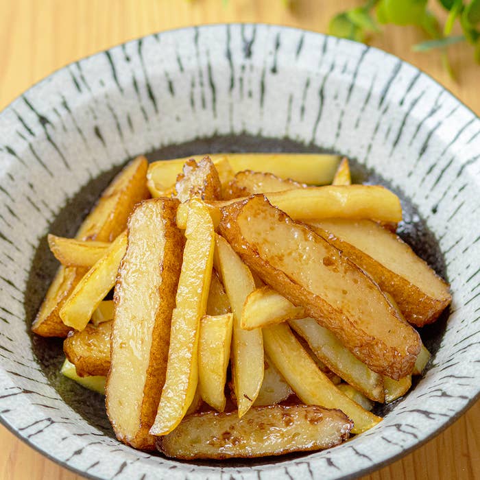 皿に盛られたじゃがいもとさつま揚げ料理。