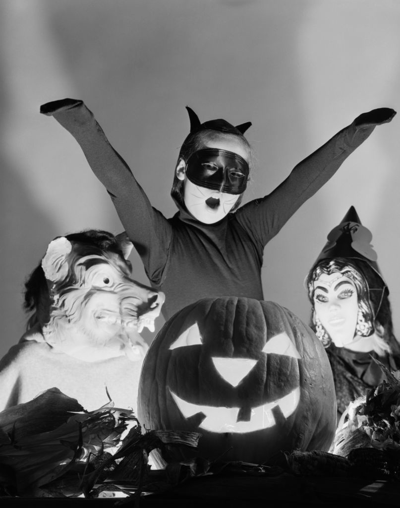 16 Photos Of Scary 1950s Halloween Costumes