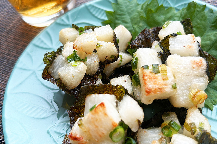 お皿に盛られた長芋の磯辺揚げ。隣に飲み物のグラス。