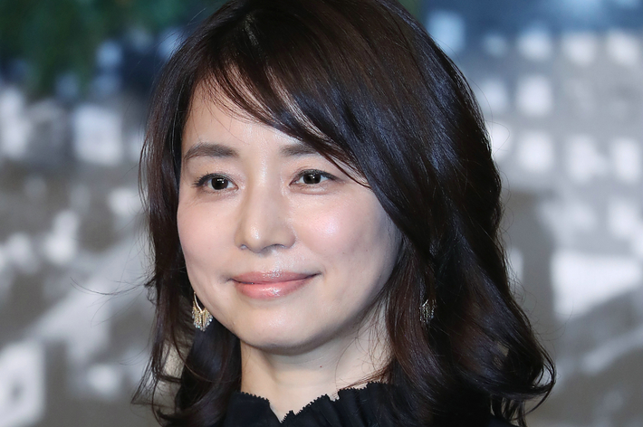 ダークグレーのオーバーダイ　　石田ゆり子さんNo.606 石田ゆり子「キラキラしてた」大御所タレントに感激→「うわぁー凄い