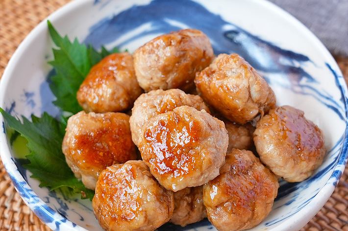 皿に盛られた肉団子の料理。美味しそうに焼き色がつけられている。