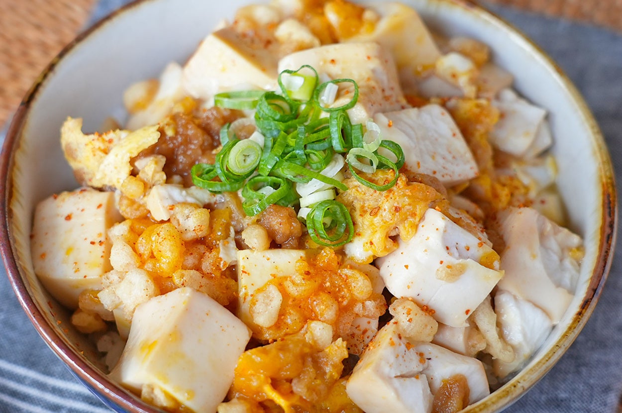 【ご飯や豆腐にかけるだけで激ウマ】天かすを使った人気レシピ3選 作り方 | Tasty
