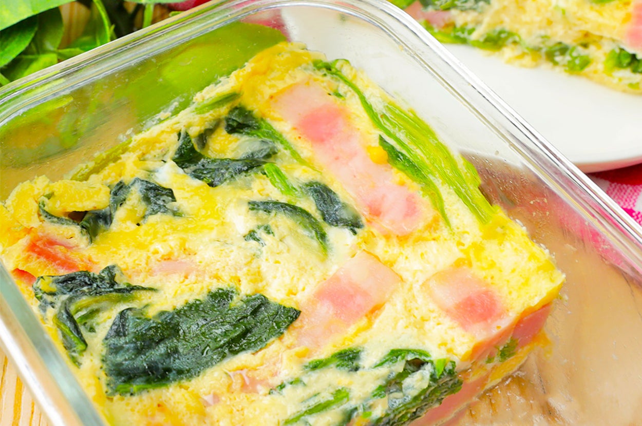 料理がガラスの焼き皿に盛られている。背景に観葉植物が見える。