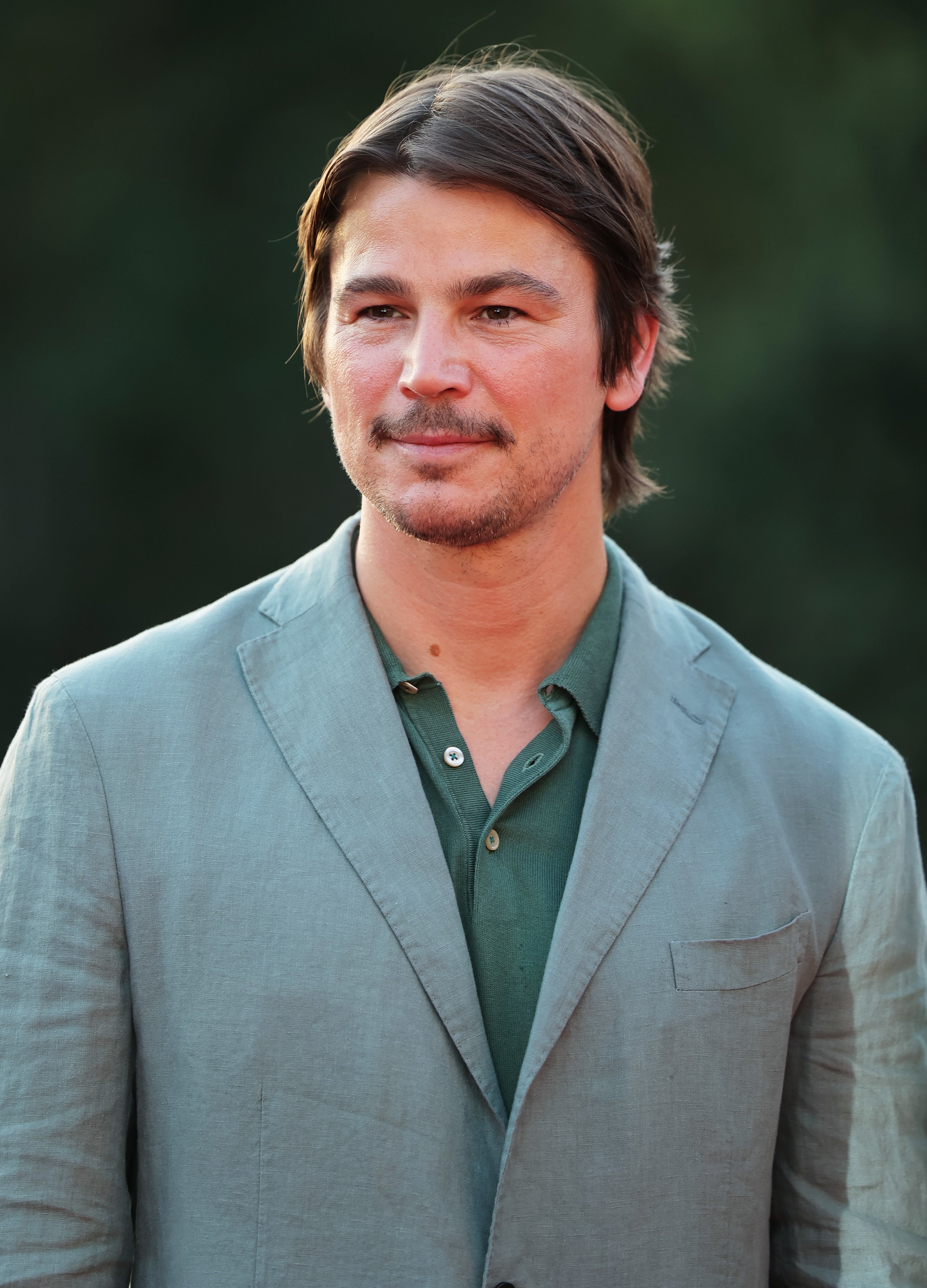 Josh Hartnett wearing a gray jacket and green button-up shirt at the Rome photocall for "Trap"