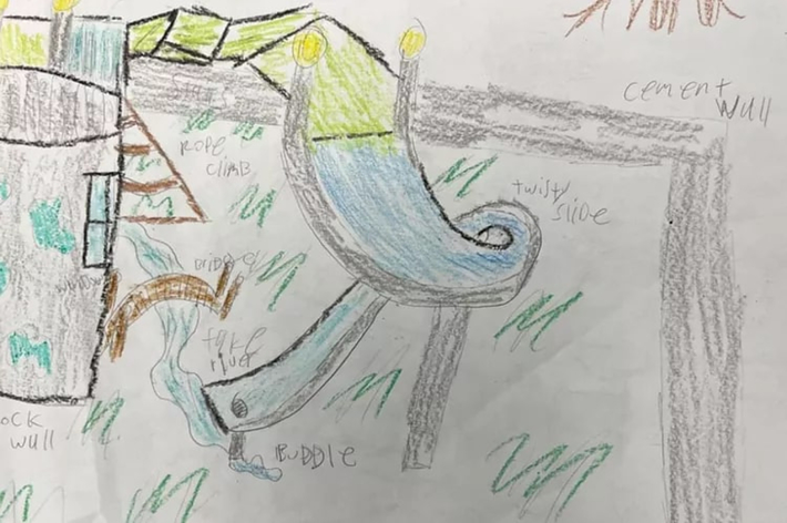 若い女性が机で絵を描いている様子。机の上には色鉛筆やマンガが散らばっている。