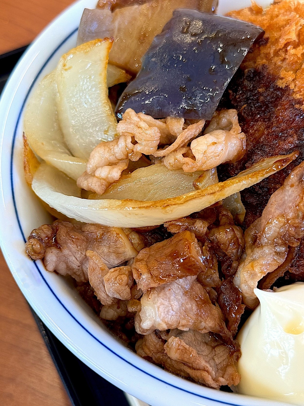 かつやのおすすめメニュー「牛焼肉とロースカツの合い盛り丼」