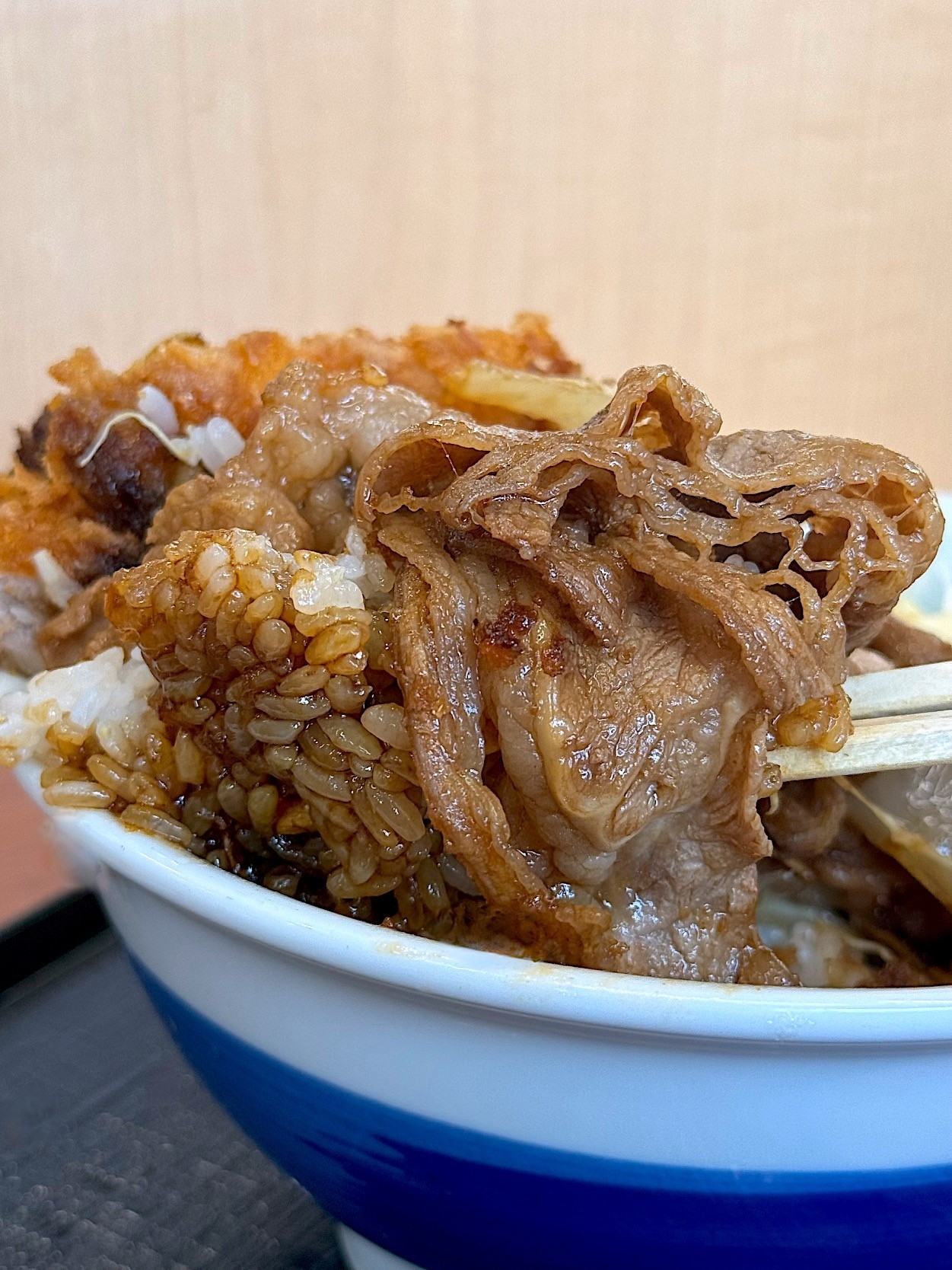 かつやのおすすめメニュー「牛焼肉とロースカツの合い盛り丼」